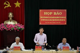 Buổi họp báo do Ủy ban nhân dân tỉnh, Sở Tài nguyên và Môi trường, Ủy ban nhân dân thành phố Kon Tum đồng chủ trì. (Ảnh: Quang Thái/TTXVN)