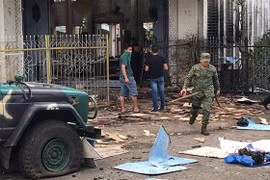 Cảnh sát và binh sỹ điều tra tại hiện trường vụ đánh bom liều chết ở Jolo, tỉnh Sulu, Philippines, ngày 27/1/2019. (Ảnh: THX/ TTXVN)