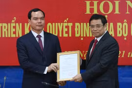 Đồng chí Phạm Minh Chính trao Quyết định của Ban Chấp hành Trung ương cho đồng chí Nguyễn Đình Khang. (Ảnh: Dương Giang/TTXVN)