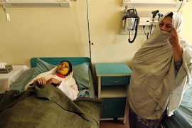 Một cô gái bị thương trong vụ tạt a xít điều trị tại bệnh viện ở Kabul, Afghanistan. (Ảnh: AFP/TTXVN)