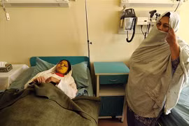 Một cô gái bị thương trong vụ tạt a xít điều trị tại bệnh viện ở Kabul, Afghanistan. (Ảnh: AFP/TTXVN)