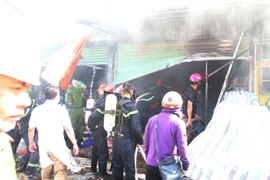 Nỗ lực dập tắt đám cháy. (Ảnh: Nguyễn Oanh/TTXVN)