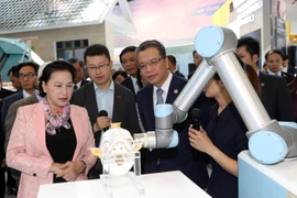 Chủ tịch Quốc hội Nguyễn Thị Kim Ngân cùng đoàn đại biểu cấp cao Việt Nam thăm Khu Công nghệ cao Trung Quan Thôn. (Ảnh: Trọng Đức/TTXVN)