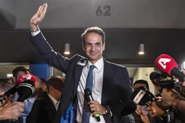 Lãnh đạo đảng Dân Chủ mới của Hy Lạp Kyriakos Mitsotakis bên những người ủng hộ tại Athens sau khi kết quả tổng tuyển cử được công bố ngày 7/7/2019. (Ảnh: AFP/TTXVN)