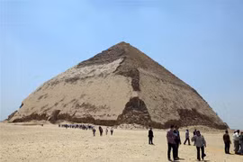 Du khách thăm quan kim tự tháp Bent ở Giza, Ai Cập ngày 13/7/2019. (Ảnh: THX/TTXVN)