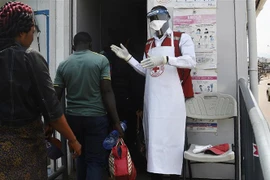 Nhân viên y tế làm việc tại một chốt kiểm soát dịch bệnh ebola tại làng Mirami, gần biên giới giữa Uganda và CHDC Congo ngày 14/6. (Ảnh: AFP/TTXVN)
