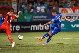 Cú sút thành bàn gỡ hoà cho Quảng Nam FC của cầu thủ Rodrigo Da Silva Dias (11). (Ảnh: Trọng Đạt/TTXVN)