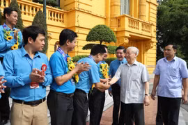 Tổng Bí thư, Chủ tịch nước Nguyễn Phú Trọng với các Chủ tịch công đoàn cơ sở tiêu biểu và cán bộ công đoàn. (Ảnh: Trí Dũng/TTXVN)