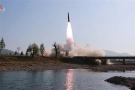 (Ảnh do Đài truyền hình Trung ương Triều Tiên đăng phát ngày 9/5/2019): Một tên lửa tầm ngắn của Triều Tiên được phóng thử tại một địa điểm bí mật. (Ảnh: YONHAP/TTXVN)