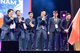 Đoàn học sinh Việt Nam tham dự kỳ thi đội tuyển Olympic Toán quốc tế lần thứ 60 - IMO 2019. (Ảnh: TTXVN phát)