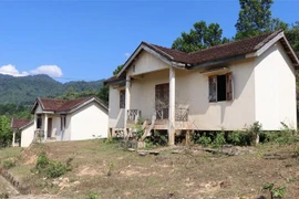 Nhiều nhà ở khu tái định cư của làng Vương xã Đăk Nên huyện Kon Plông (Kon Tum) bỏ hoang. (Ảnh minh họa: Cao Nguyên/TTXVN)