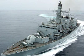 Tàu khu trục HMS Montrose của Hải quân Hoàng gia Anh được cho là đã phát tín hiệu cảnh báo khi các tàu Iran tiếp cận tàu chở dầu Heritage ở eo biển Hormuz, ngày 10/7/2019. (Ảnh: EPA/TTXVN)