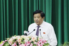 Chủ tịch Hội đồng Nhân dân tỉnh Vĩnh Long Bùi Văn Nghiêm phát biểu tại kỳ họp. (Ảnh: Phạm Minh Tuấn/TTXVN)