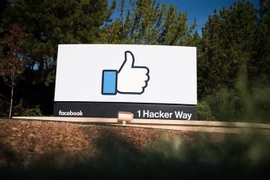 Biểu tượng Facebook tại trụ sở ở Menlo Park, California, Mỹ. (Ảnh: AFP/ TTXVN)