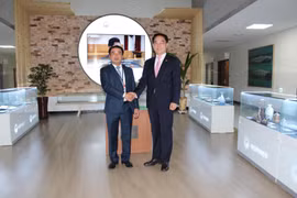 Ông Kwon Taesung, Phó Chủ nhiệm Ủy ban Chống tham nhũng và Quyền công dân Hàn Quốc (ACRC) và ông Trần Đức Thắng, Ủy viên Ủy ban Kiểm tra Trung ương. (Ảnh: Thu Hoài/TTXVN)
