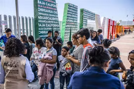 Người di cư bị trục xuất khỏi Mỹ tập trung tại khu vực biên giới Mỹ-Mexico, trước khi được đưa về một trại tạm ở Tijuana, Mexico ngày 22/7/2019. (Ảnh: AFP/TTXVN)
