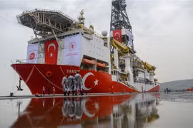 Tàu thăm dò dầu khí Yavuz của Thổ Nhĩ Kỳ neo tại cảng Dilovasi, ngoại ô Istanbul, trước khi được triển khai tới vùng biển ngoài khơi CH Cyprus, ngày 20/6/2019. (Ảnh: AFP/TTXVN)