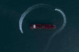 Tàu tuần tra của Lực lượng Vệ binh Cách mạng Hồi giáo Iran bao vây tàu chở dầu mang cờ Anh Stena Impero ở gần eo biển Hormuz, Iran ngày 21/7/2019. (Ảnh: THX/TTXVN)