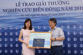 Lễ trao giải Báo chí xuất sắc về biển Đông năm 2018 cho nhóm tác giả Xuân Phong, Viết Tôn, Trần Thắng với tác phẩm 'Tướng Hoàng Kiền và kỳ tích đưa đất ra Trường Sa' (Báo Tin tức, Thông tấn xã Việt Nam). 