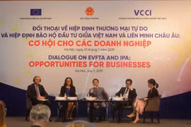 Cao uỷ Thương mại Liên minh Châu Âu (EU), bà Cecilia Malmström (thứ hai từ trái sang), Bộ trưởng Bộ Công Thương Trần Tuấn Anh (giữa), Chủ tịch VCCI Vũ Tiến Lộc (thứ hai từ phải sang) và đại diện Phái đoàn Châu Âu tại Việt Nam thảo luận tại Đối thoại. (Ảnh
