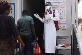 Nhân viên y tế làm việc tại một chốt kiểm soát dịch bệnh ebola tại làng Mirami, gần biên giới giữa Uganda và CHDC Congo ngày 14/6. (Ảnh: AFP/TTXVN)