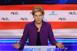 Ứng viên tranh cử Tổng thống đảng Dân chủ Elizabeth Warren trong cuộc tranh luận trực tiếp đầu tiên với các ứng viên của đảng tại Miami, bang Florida ngày 26/6/2019. (Ảnh: AFP/TTXVN)