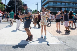 Lễ hội nhảy Salsa trên phố St. Clair diễn ra tại Toronto, Canada ngày 7/7/2019, thu hút sự tham gia của hàng trăm nghìn vũ công và du khách. Đây là một trong những lễ hội văn hóa Latin lớn nhất được tổ chức thường niên tại Canada. (Ảnh: THX/ TTXVN)