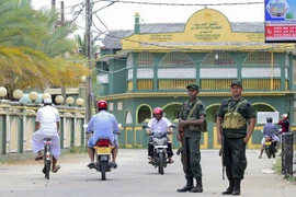Binh sỹ Sri Lanka gác bên ngoài một nhà thờ Hồi giáo ở Kattankudy. (Ảnh: AFP/TTXVN)
