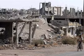 Cảnh đổ nát sau các cuộc giao tranh ở thành phố Daraa, Syria. (Ảnh: AFP/TTXVN)