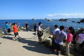 Khách du lịch tham quan núi Kumgang, Triều Tiên. (Ảnh: AFP/ TTXVN)