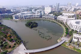 Hồ Bán nguyệt trong Khu đô thị Phú Mỹ Hưng, quận 7. (Ảnh: Quang Nhựt/TTXVN)