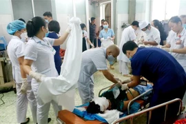 Cấp cứu các nạn nhân của vụ tai nạn. (Ảnh: Nam Sương/TTXVN)