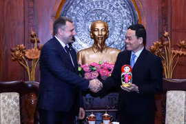 Ông Trần Lưu Quang, Phó Bí thư Thường trực Thành ủy Thành phố Hồ Chí Minh tiếp ông Andrei Platonov, Phó Chủ tịch Cơ quan Liên bang Nga về Công tác thanh niên. (Ảnh: Xuân Khu/TTXVN)