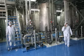 Kỹ thuật viên Iran kiểm tra các thiết bị tại cơ sở làm giàu urani Isfahan, cách thủ đô Tehran 420km về phía nam. (Ảnh: AFP/TTXVN)