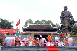 Lễ hội gò Đống Đa diễn ra vào sáng mùng 5 tháng Giêng hằng năm tại gò Đống Đa (quận Đống Đa), kỷ niệm Chiến thắng Ngọc Hồi - Đống Đa đánh tan 20 vạn quân Thanh năm 1789 của Vua Quang Trung. (Ảnh: Quang Quyết/TTXVN)