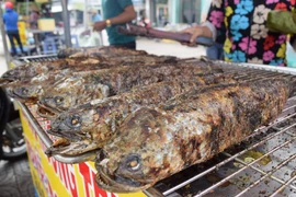 Cá lóc nướng tại Đồng Tháp. (Ảnh: Chương Đài/TTXVN)