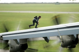 Tom Cruise đu mình bên ngoài cánh cửa máy bay trong MI 5