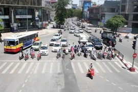 Hà Nội và các tỉnh Bắc Bộ tiếp tục nắng nóng, lên đến trên 37 độ C