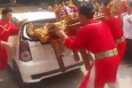 Chuyện mạng tuần qua: Từ đám rước kiệu đến cô người mẫu