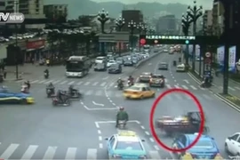 [Video] Xe 3 bánh nghênh ngang gây tai nạn hy hữu trên phố