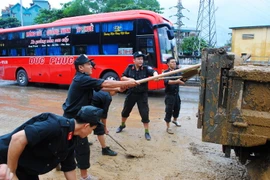 Xúc động với hình ảnh chiến sĩ công an giúp đỡ nhân dân trong lũ lụt