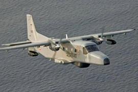 Máy bay hải quân Ấn Độ lao xuống biển, hai người mất tích