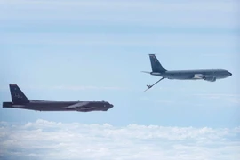 Trung Quốc "cay cú" vì B-52 bay sát đảo nhân tạo xây trái phép