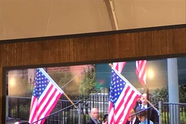 Video ông Trump và vợ tới làm lễ ở nhà thờ trước khi nhậm chức