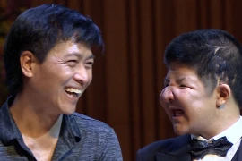 Giọt nước mắt của ông bố Quốc Tuấn và nghị lực phi thường của bé Bôm