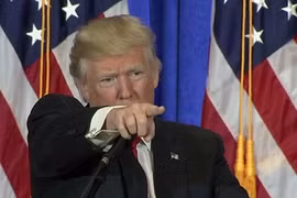 Video Tổng thống đắc cử Mỹ Trump chỉ tay mắng phóng viên CNN