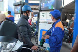 Bán xăng sinh học tại cửa hàng xăng dầu số 1, thuộc Xí nghiệp Bán lẻ xăng dầu Petrolimex Hà Nội. (Ảnh: Đức Duy/Vietnam+) 