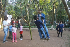 Nhiều trò chơi dân gian vùng Tây Bắc được người dân thủ đô hào hứng tham gia. (Ảnh: Quỳnh Chi/Vietnam+)