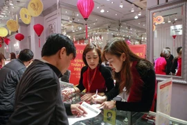Khách hàng đang mua vàng tại Công ty Phú Quý ngày Thần Tài. (Ảnh: PV/Vietnam+)