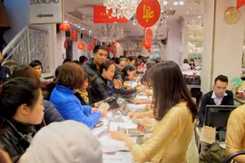 Khách hàng đang giao dịch vàng miếng. (Ảnh: Đức Duy/Vietnam+)